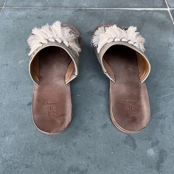 Frye Riley Gray Tassel Fringe Leather Sole Slides - Picture 4 of 6